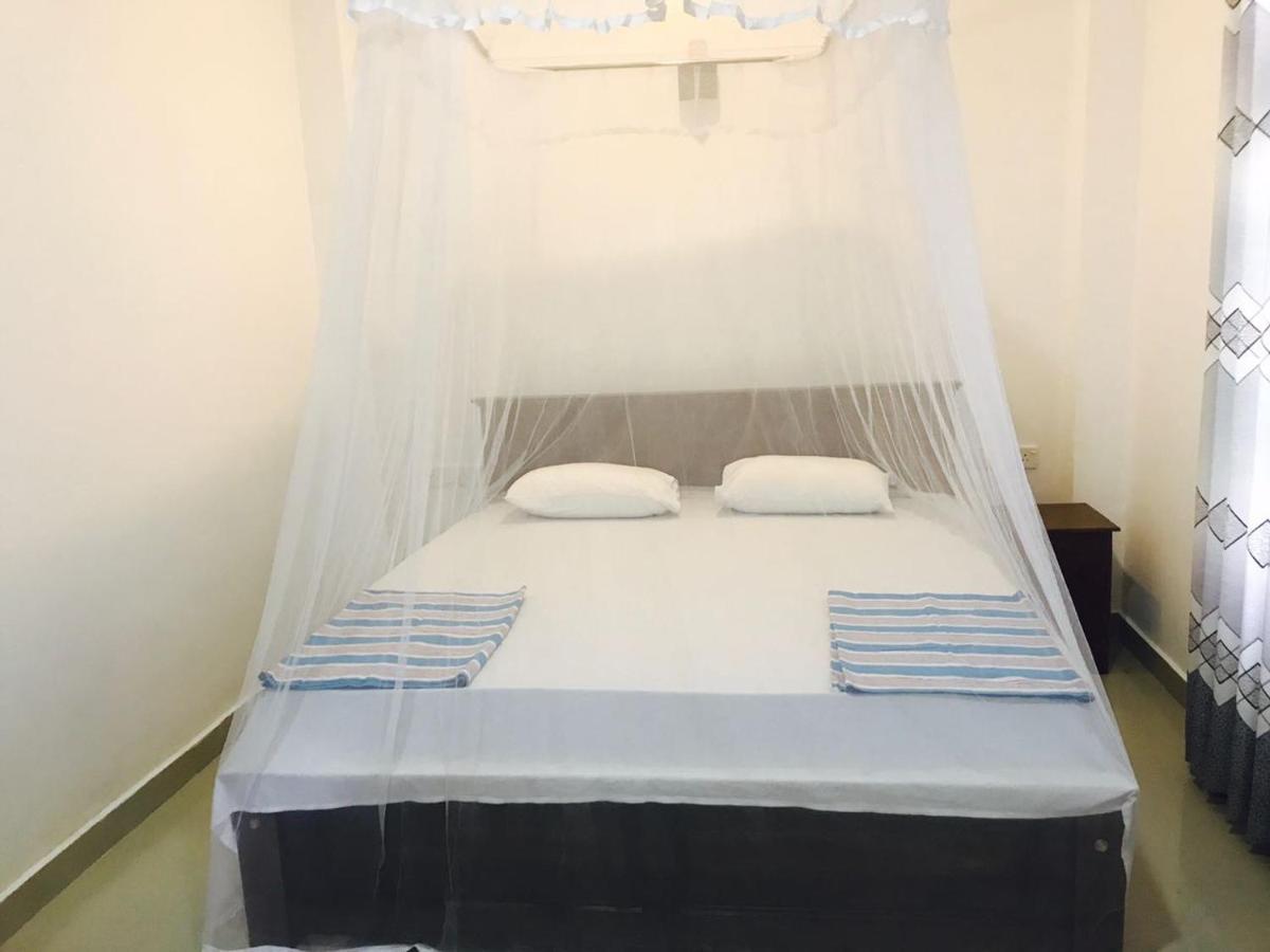Hiru Resort Inn Unawatuna Buitenkant foto