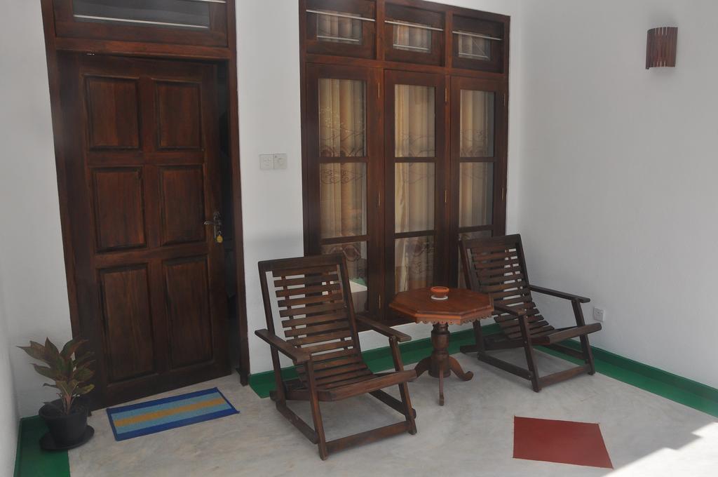 Hiru Resort Inn Unawatuna Buitenkant foto