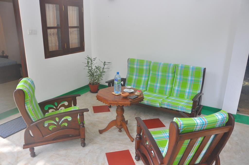 Hiru Resort Inn Unawatuna Buitenkant foto