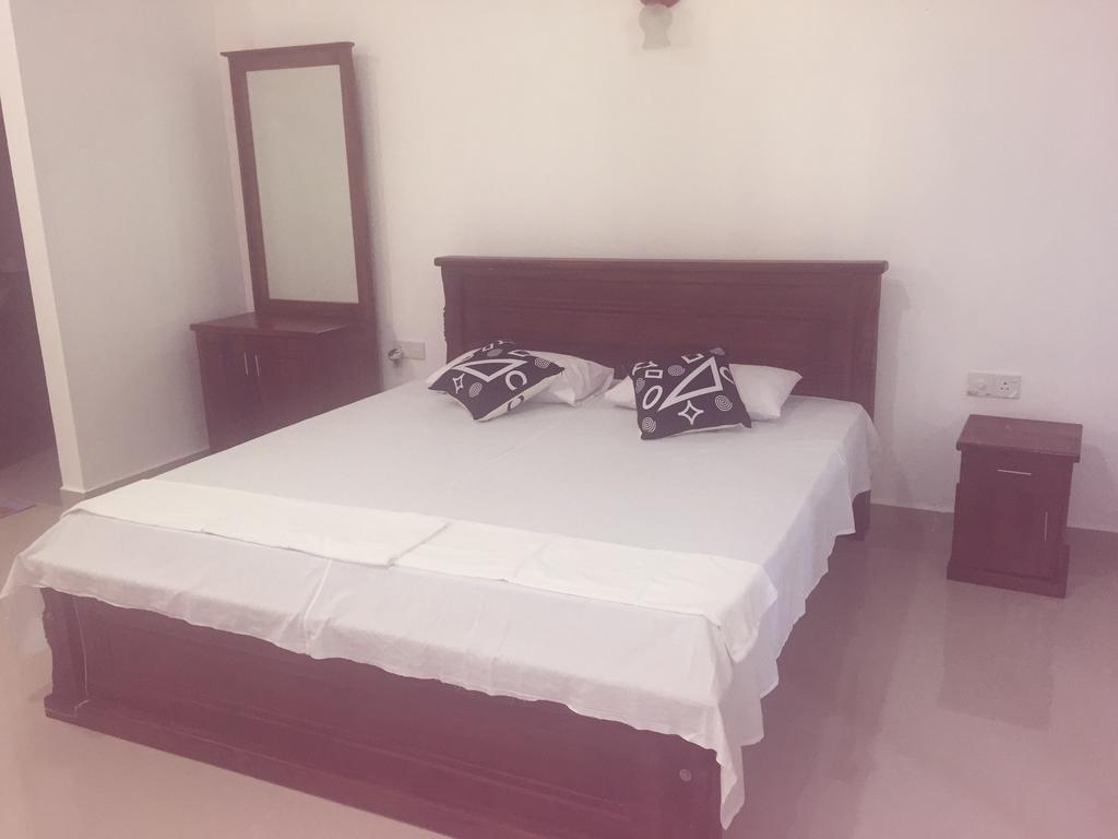 Hiru Resort Inn Unawatuna Buitenkant foto