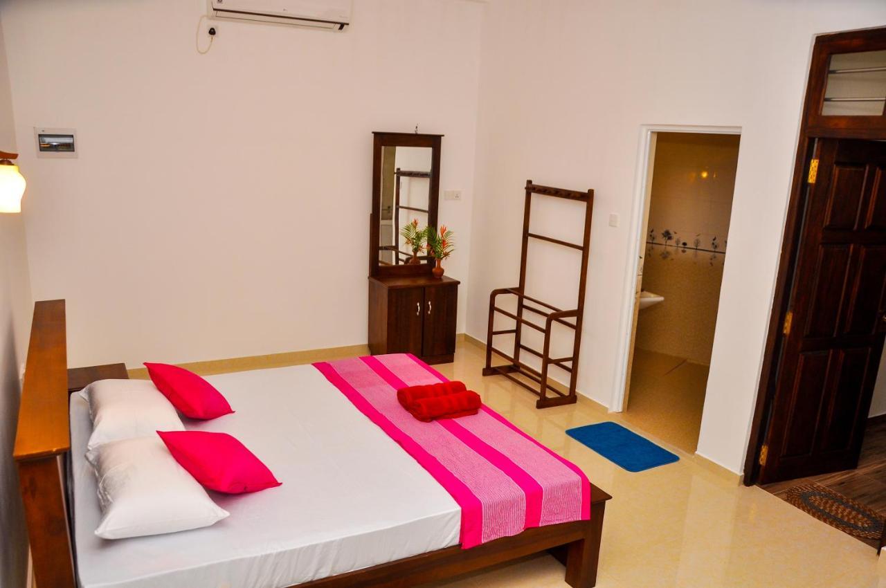 Hiru Resort Inn Unawatuna Buitenkant foto