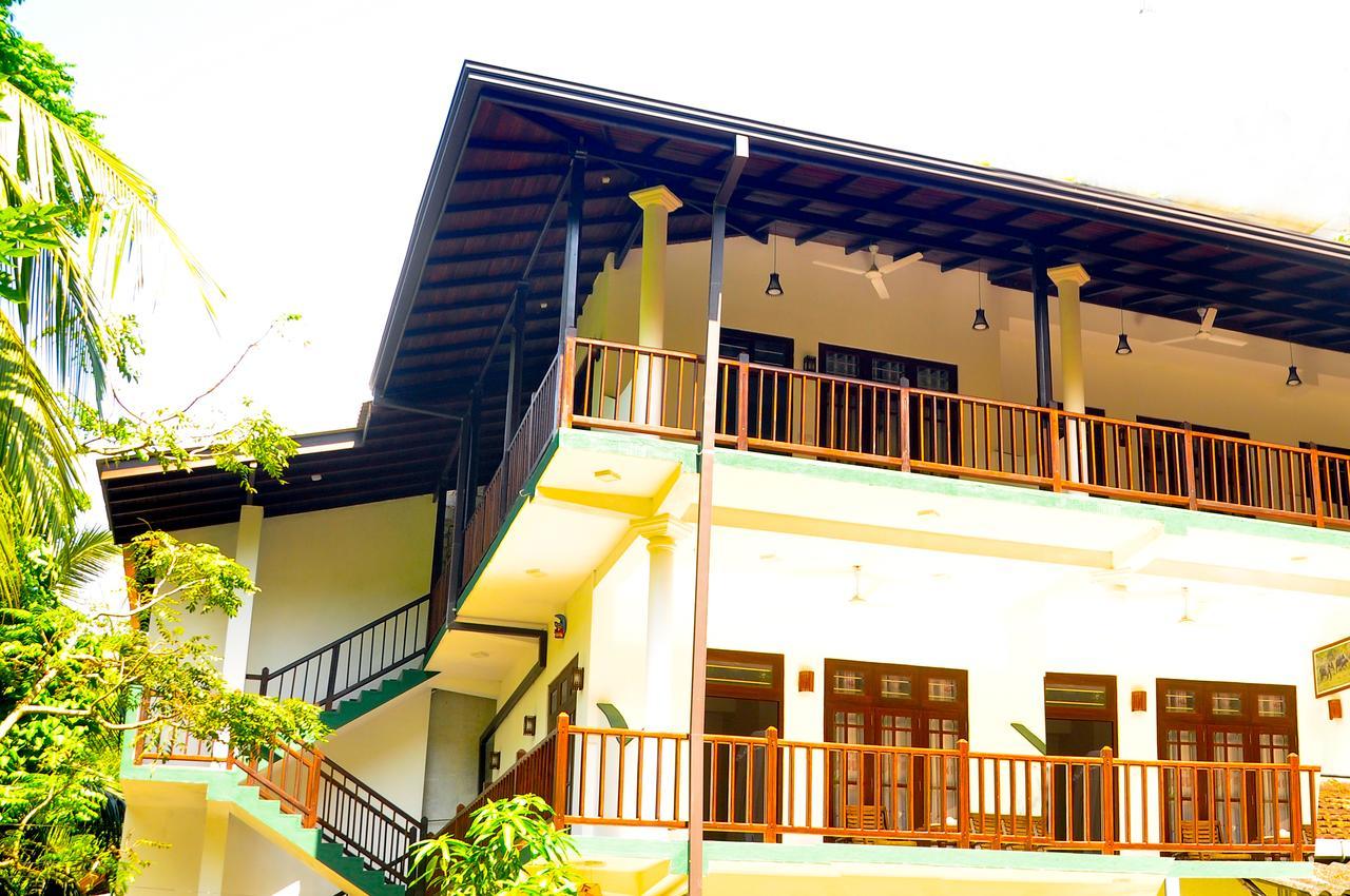 Hiru Resort Inn Unawatuna Buitenkant foto