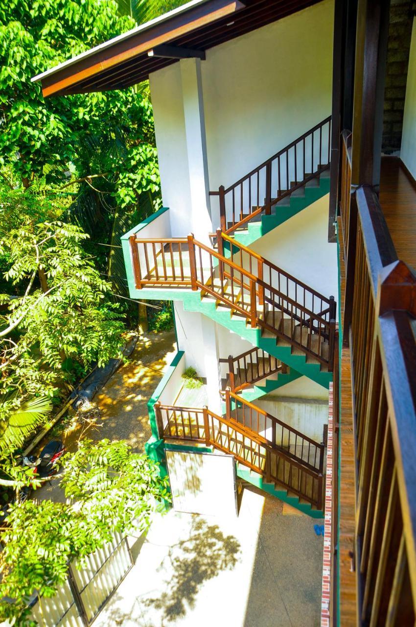 Hiru Resort Inn Unawatuna Buitenkant foto