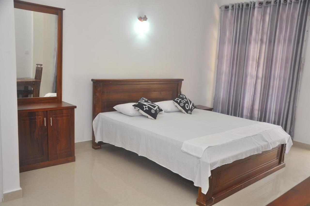 Hiru Resort Inn Unawatuna Buitenkant foto